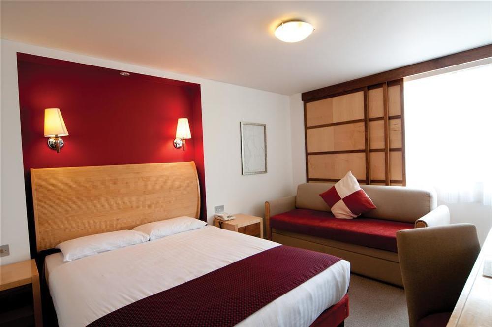 The Bell Hotel Epping Szoba fotó