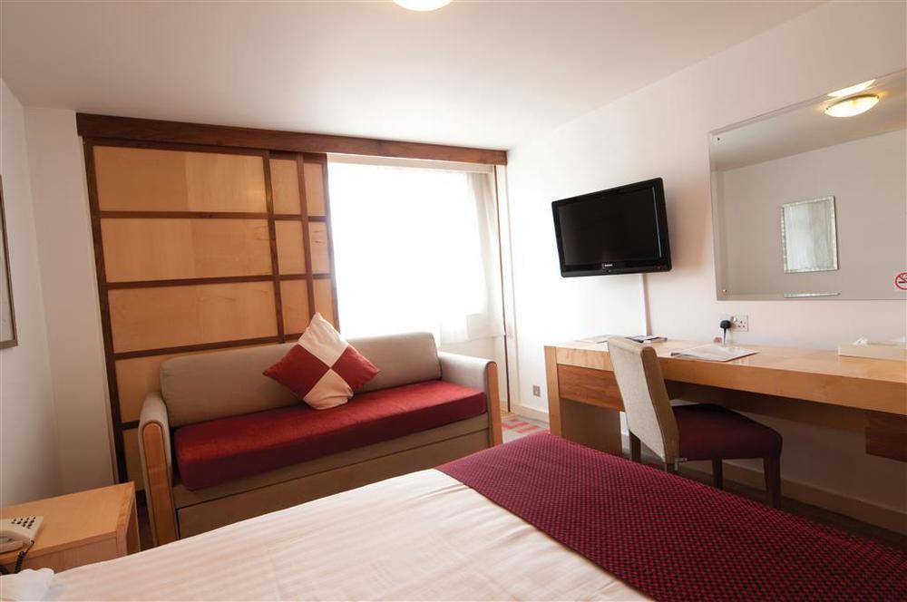 The Bell Hotel Epping Szoba fotó